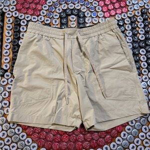 Lululemon Athletica Men's Khaki Tan Cream Bowline Men’s Medium M Athletic Shorts
